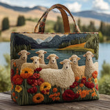 Bolsa artesanal com ovelhas à beira do lago