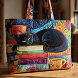 Bolsa artesanal com gato preto, livros e canecas